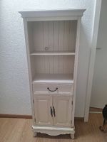 Schönes weisses Regal mit Schublade & Türen. 