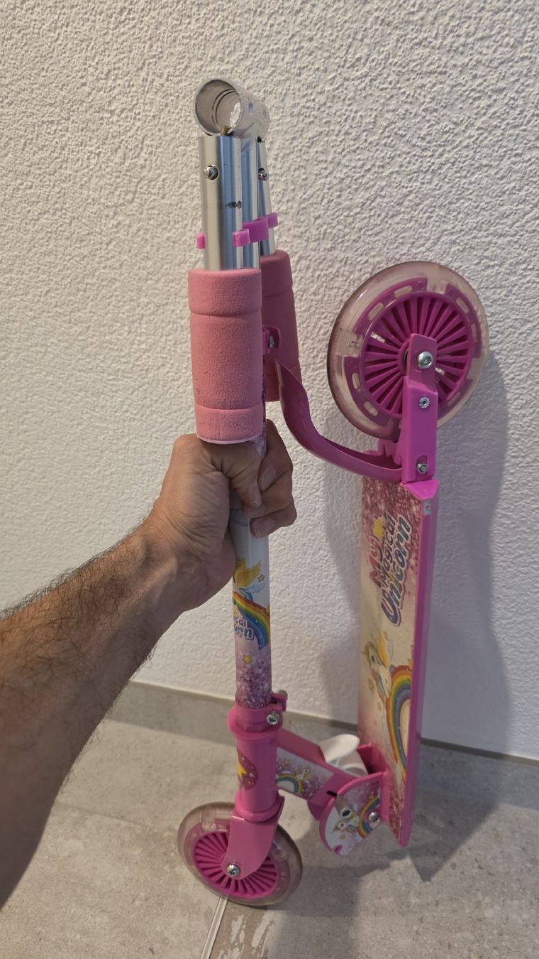 Veicoli per bambini: Pinker Kinderscooter mit Einhorn Design, Top Zustand! – Usato da Kirchberg BE venduto da Nicolanextra 2
