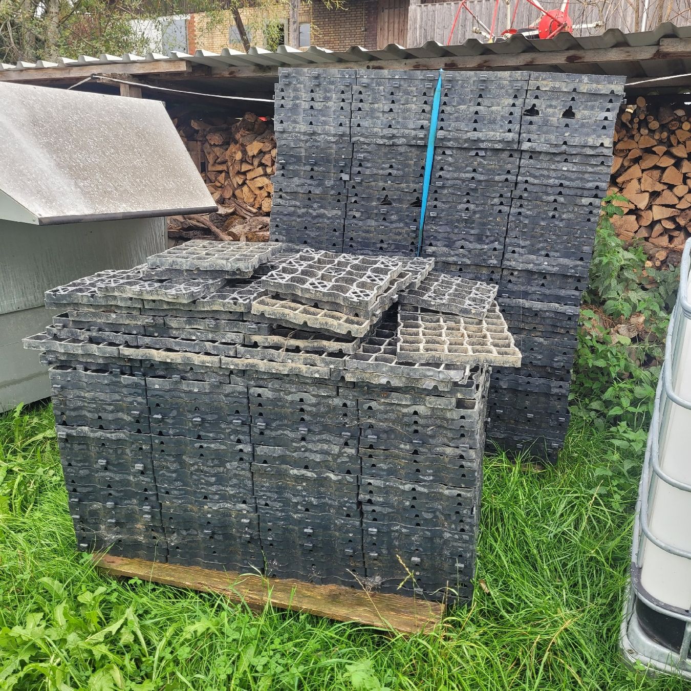 Ecoraster Rivestimenti per pavimenti: Rasengitter Kunststoff schwarz gebraucht  – Usato da Gossau SG venduto da fae_g5vc