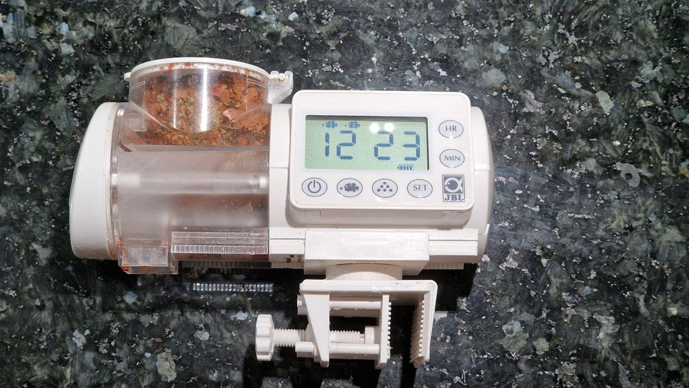 JBL PRONOVO AUTOFOOD, voerautomaat voor aquarium, voeren met visvoerkorrels tot 4 keer per dag, inclusief houder en adapterring om het volume uit te breiden tot 375 ml, zwart