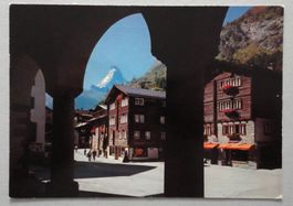 Zermatt 1616 m, Dorfplatz bei der Kirche, Matterhorn