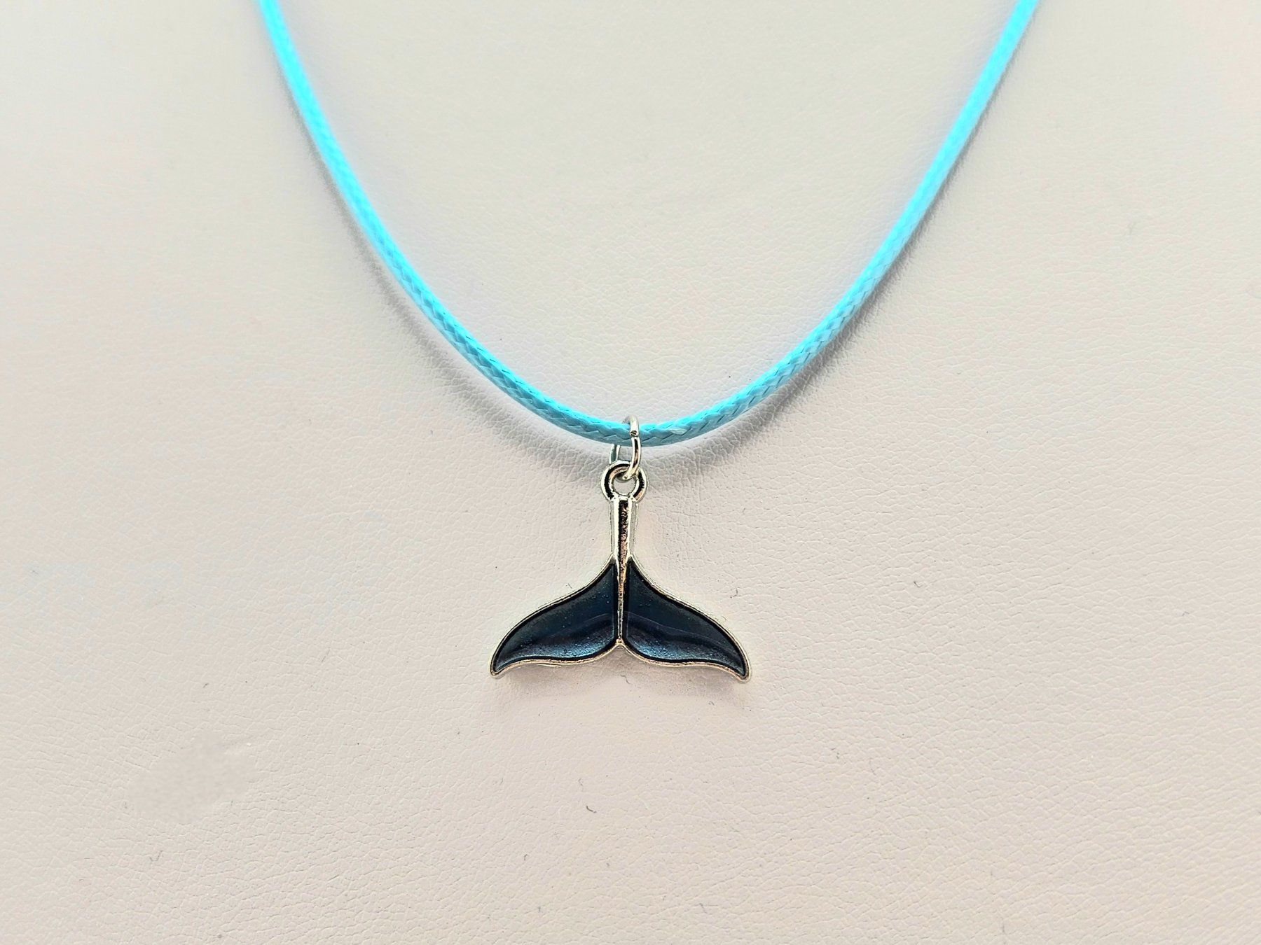 Catenine: Damenhalskette mit Wal Flosse Anhänger Blau – Nuovo e nell'imballaggio originale da Thalwil venduto da Seesteine