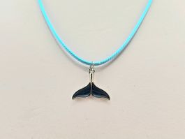 Damenhalskette mit Wal Flosse Anhänger Blau