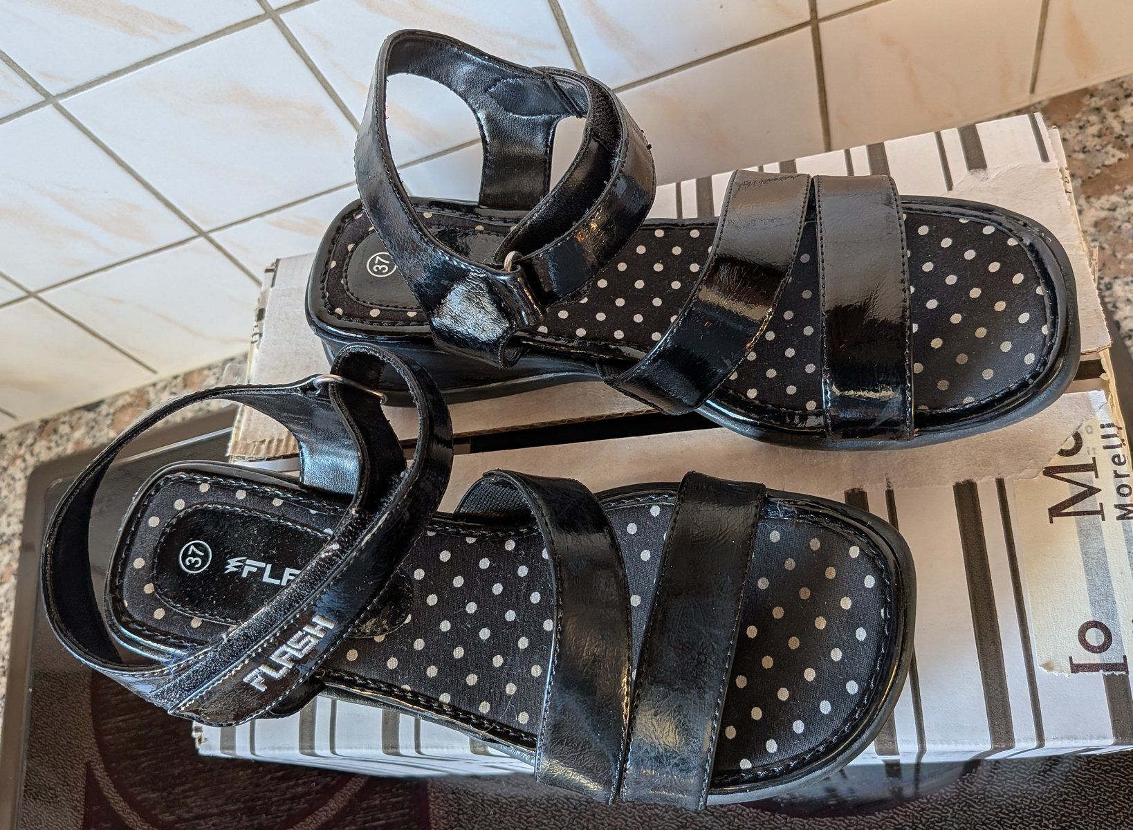 Scarpe per ragazze: Sandales noires avec semelles à pois – Usato da Villariaz venduto da Mariejoconde 1
