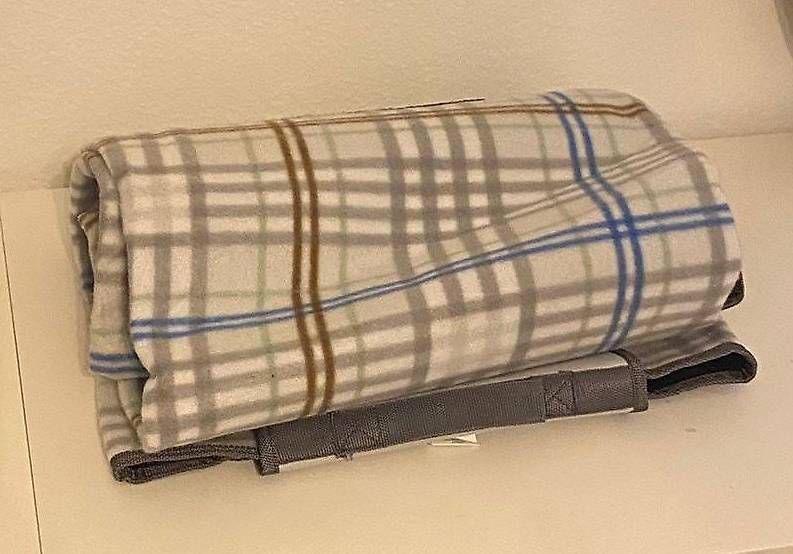 Coperte: Picknickdecke mit Tragegriff, wasserabweisend, neuwertig – Usato da Luzern venduto da lauriie 2