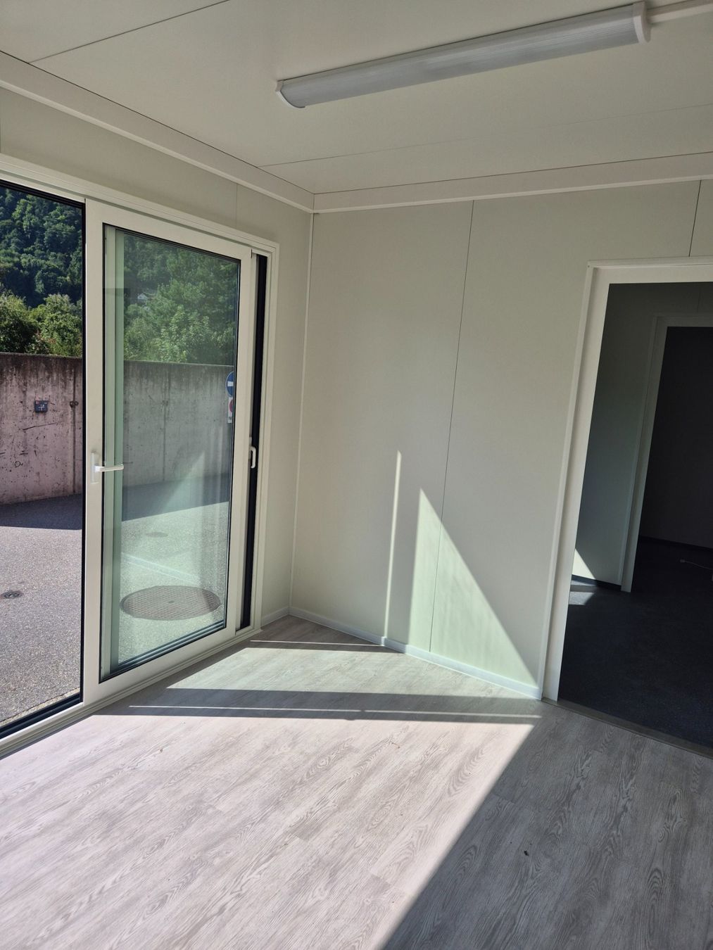 Contenitori edile: Container, Bürocontainer, Modul, Holzfassade – Nuovo (secondo la descrizione) da Galgenen venduto da contdeluxe 2