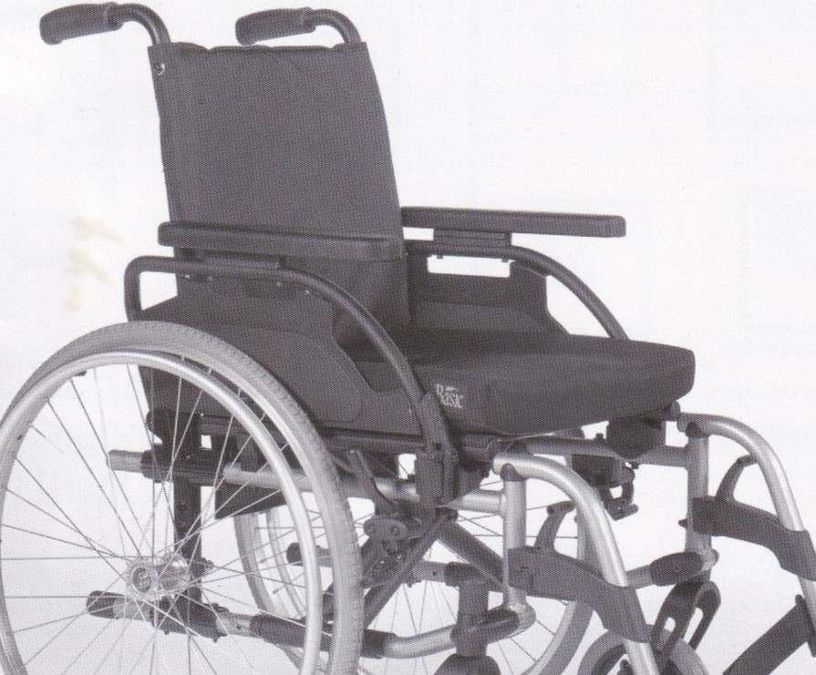 Sedie a rotelle: Fauteuil roulant "Basic", état impeccable, à saisir! (50) – Usato da Yverdon-les-Bains venduto da ste_8s7g