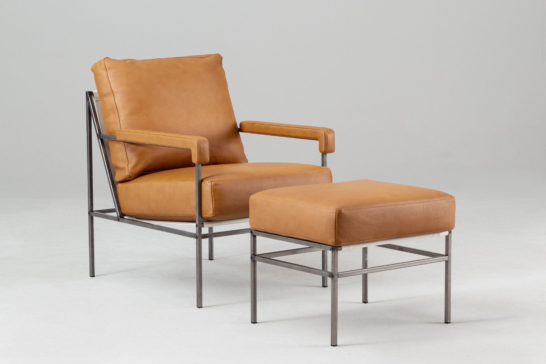 Poltrone: Sessel + Hocker Five | Leder Brandy | Gestell natur lackiert – Nuovo e nell'imballaggio originale da Erlen venduto da casaterra