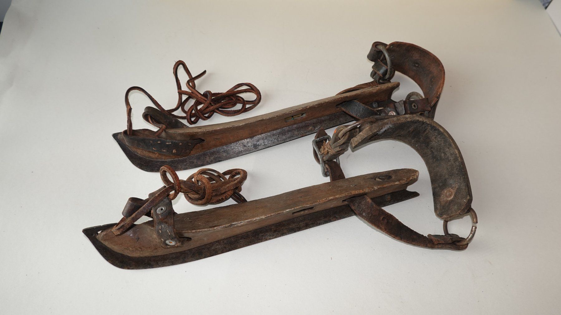 Pattini da ghiaccio: Schlittschuhe aus Holz – Usato da Brunnen venduto da brocundfloh 1