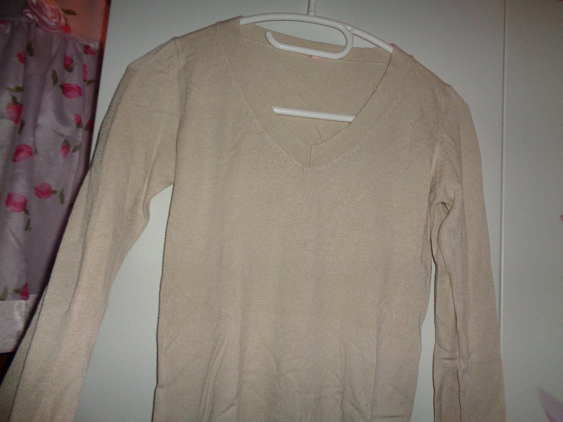 Pullover & Sweatshirts: *** V- Ausschnitt Pullover ***  beige Knöpfe am Arm – Gebraucht aus Othmarsingen von Leuchtturmlady 1