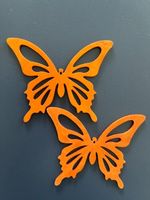 2 Holzschmetterlinge, orange, Höhe 8 cm