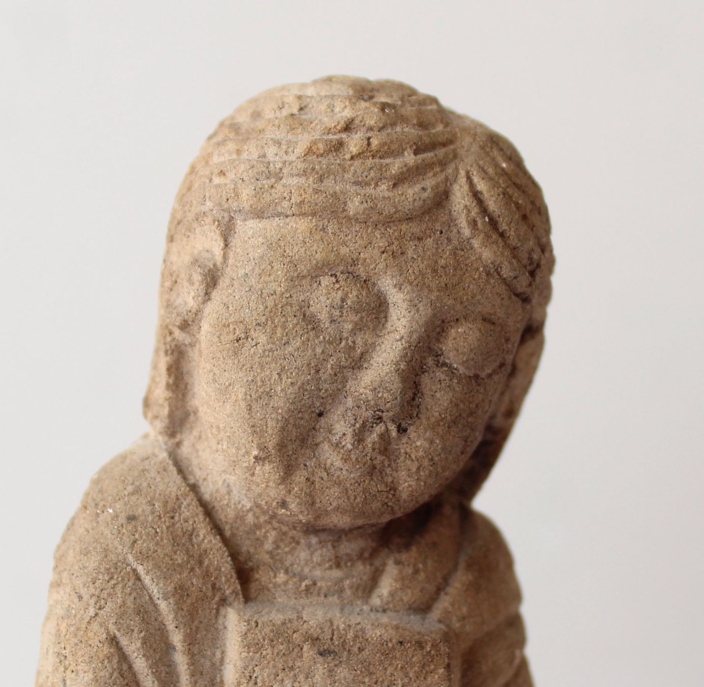 Statuette: Religiöse handgeschnitzte gotische Figur Paulus Sandstein – Usato da Zürich venduto da Auctionata 1