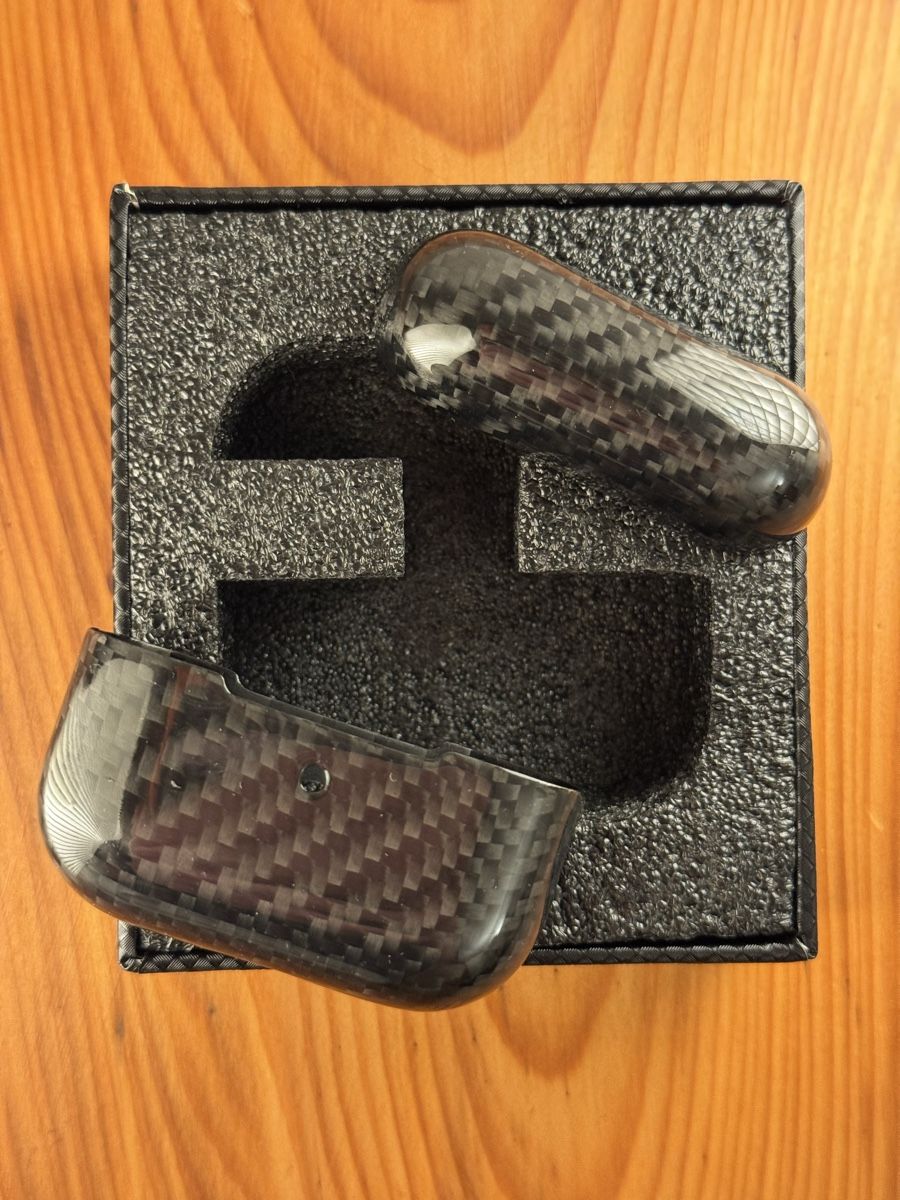 Cover & Protezioni schermo: Carbon AirPods Pro 2 Case – Nuovo e nell'imballaggio originale da Bern venduto da Nanzza 1
