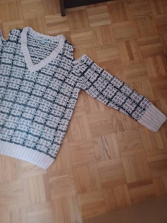 Pullover & Sweatshirts: Pull en maille saumon et noir – Gebraucht aus Soyhières von 5jm_5czl 2
