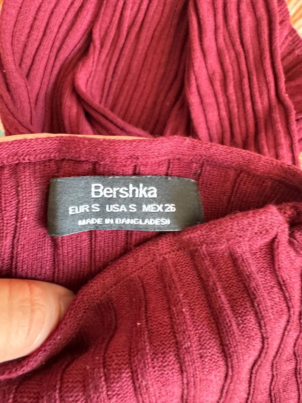 Bershka Tops: Pull en maille bordeaux – Gebraucht aus Montreux von iizaa811 1