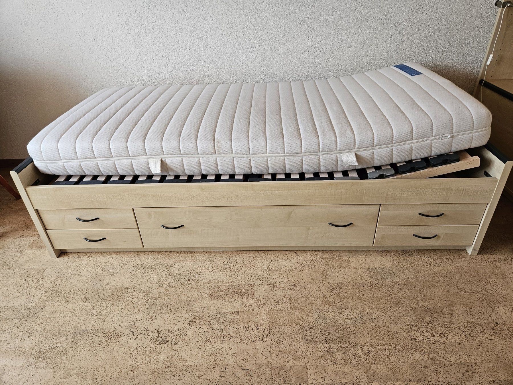 Lits: Bett mit Schubladen, und Bettschrank – D'occasion à Huttwil par Rosima