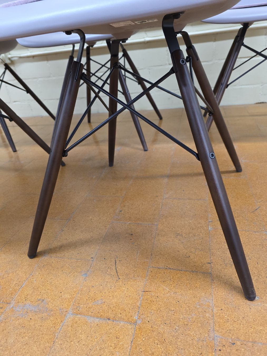 Vitra Sedie: 5 Designer Stühle Eames Vitra DAW in Mauvegrau – Usato da Lichtensteig venduto da Polsterwerk 5