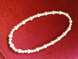 Kette für Arm oder Hals weisse Perlen auf Gummizug