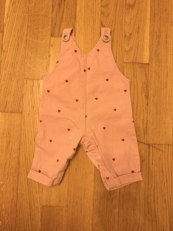 Salopette rose avec des cœurs 3 mois