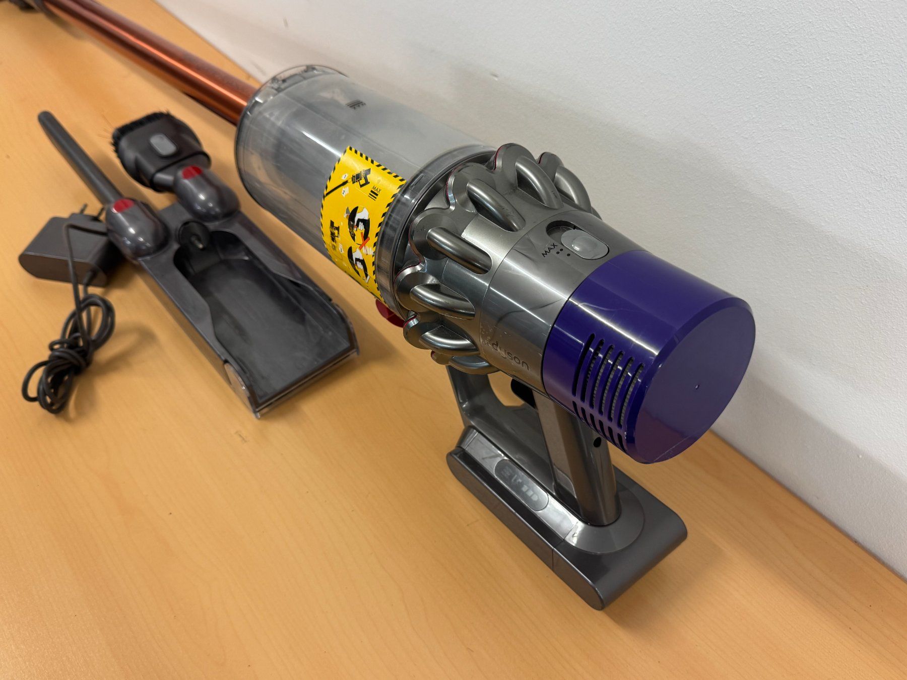 Dyson Aspirapolveri & Accessori: Dyson Cyclone V10 absolute Akku Staubsauger – Usato da Ebmatingen venduto da Revivetrade 6