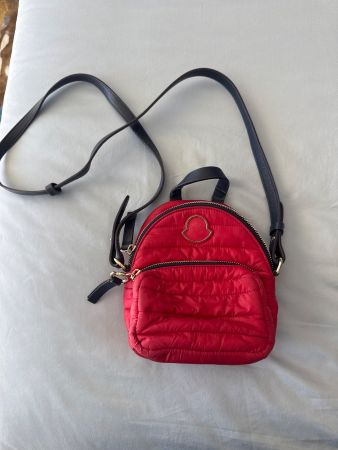 MONCLER petit sac à dos rouge matelassé - bandoulière