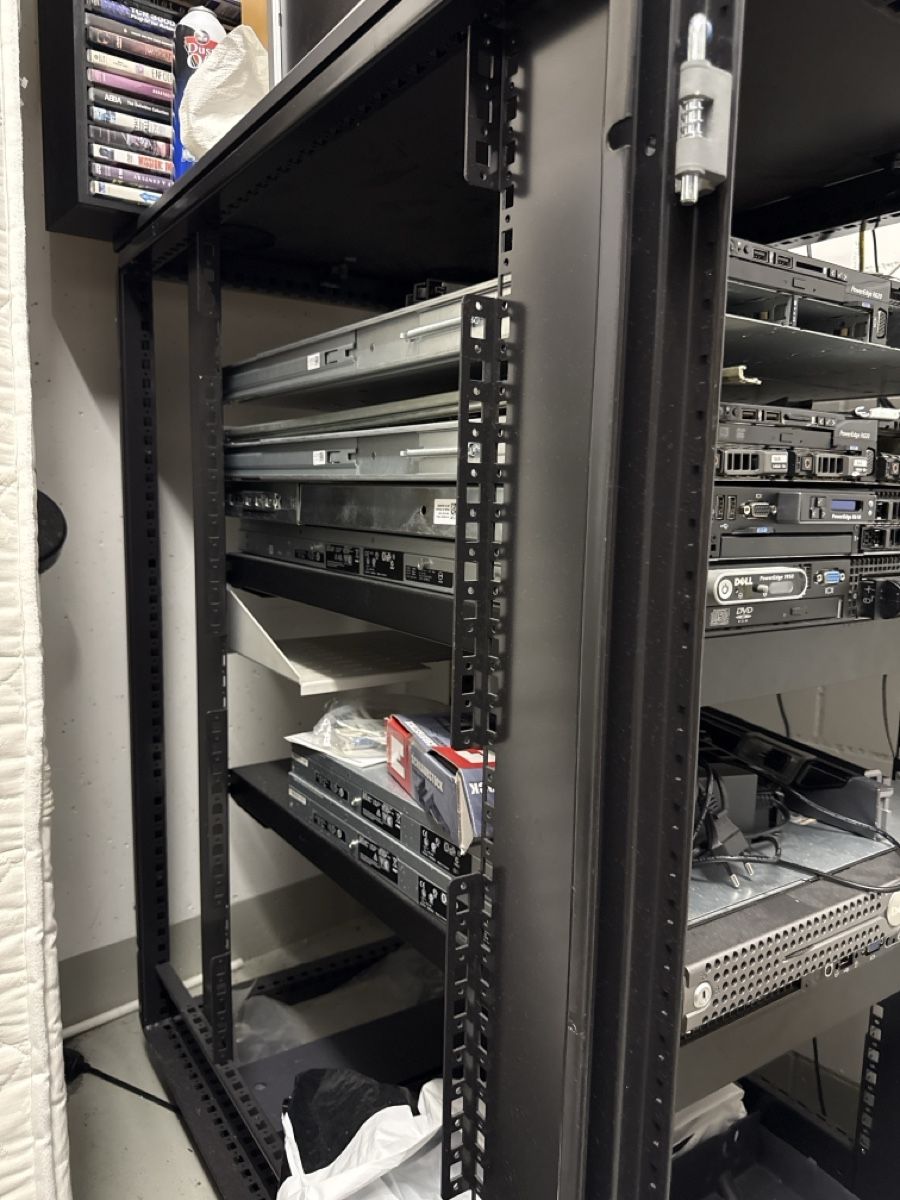 Racks & Ständer: 24 HE Server-Rack – Gebraucht aus Brütten von MachineHead75 3