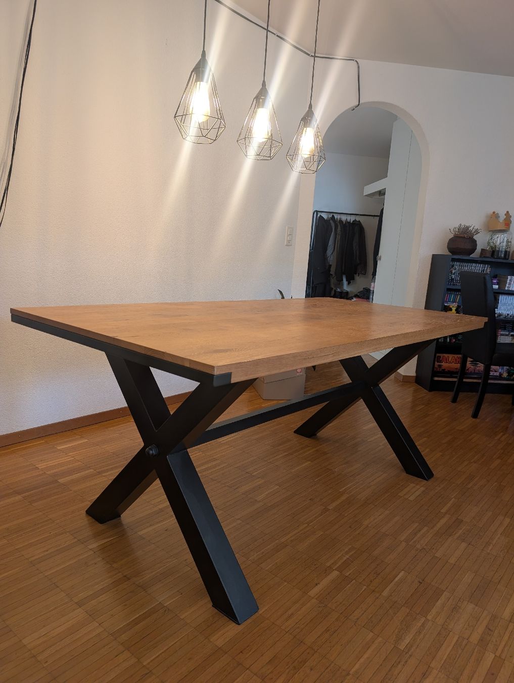 Tische: Schöner Holztisch mit schwarzen Elementen  – Gebraucht aus Unterlunkhofen von Lapeng33