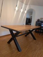 Schöner Holztisch mit schwarzen Elementen 