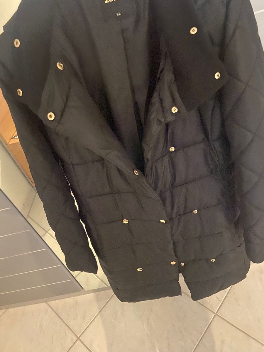 Giacche: Schwarze Winterjacke mit Kapuze – Usato da Dübendorf venduto da nela123