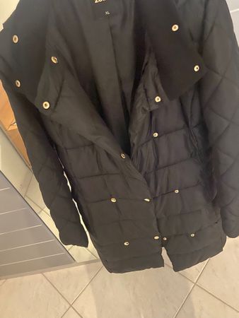 Schwarze Winterjacke mit Kapuze