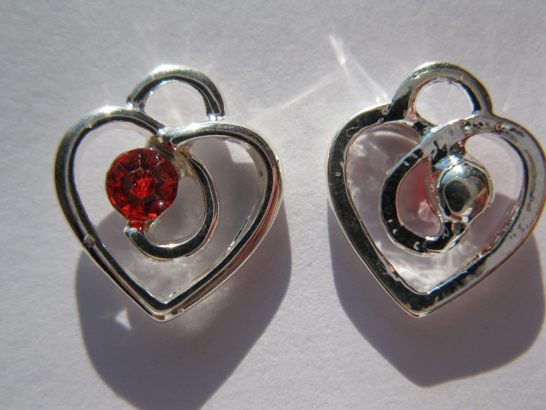 Perle (finte): 2 Anhänger Herz, versilbert, Strass rot – Nuovo e nell'imballaggio originale da St. Margarethen TG venduto da LuanaKa 1