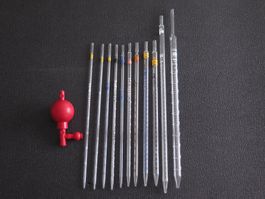 Laborbedarf: Glas Pipetten Konvolut mit Hand Pumpe