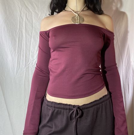 Wein rotes Langarm Shirt Schulter frei