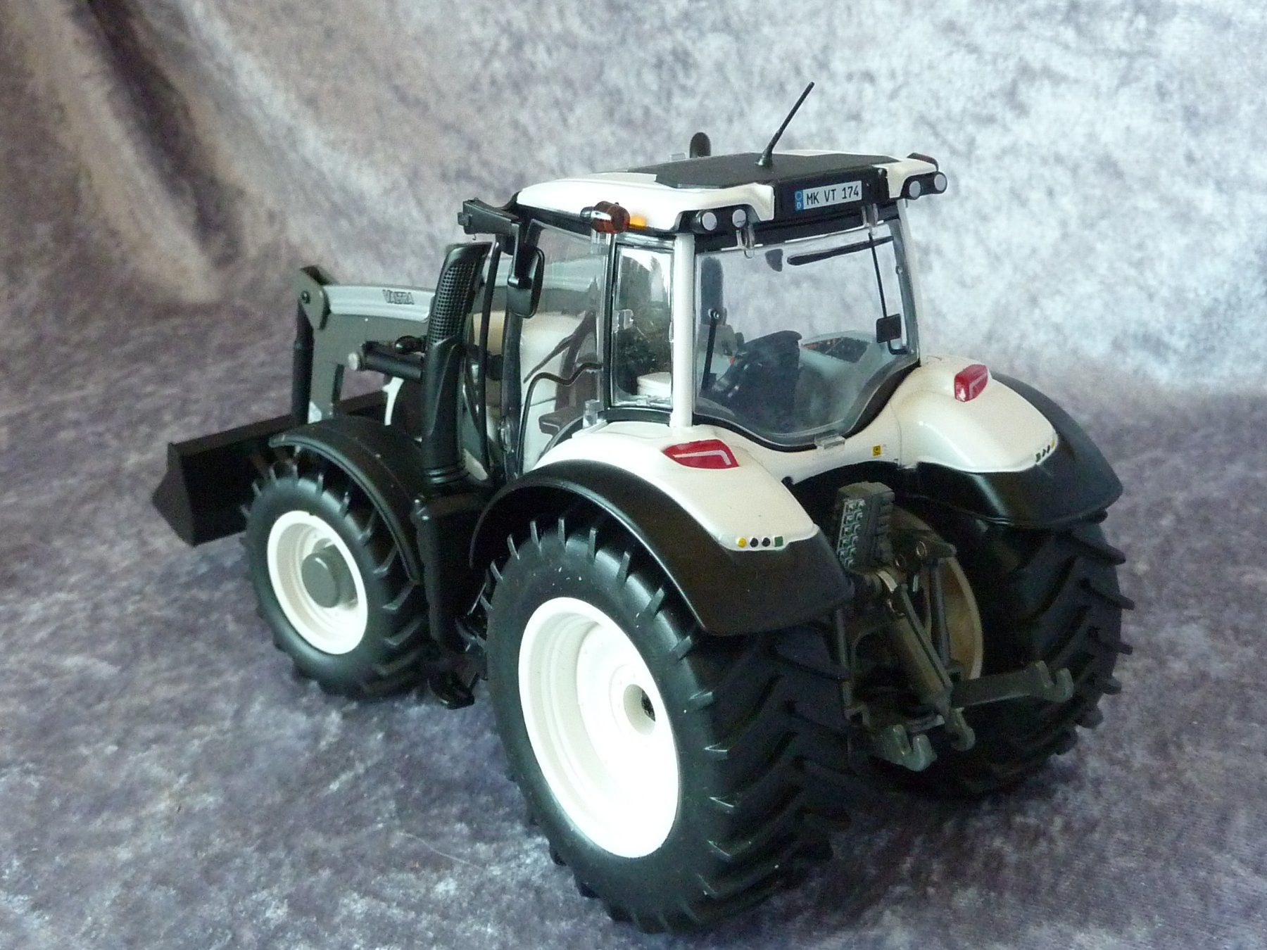 Wiking Kit di modellismo & Modellini statici: Valtra T174 mit Frontlader 1:32 – Nuovo (secondo la descrizione) da Dürrenäsch venduto da modellautos4you 4