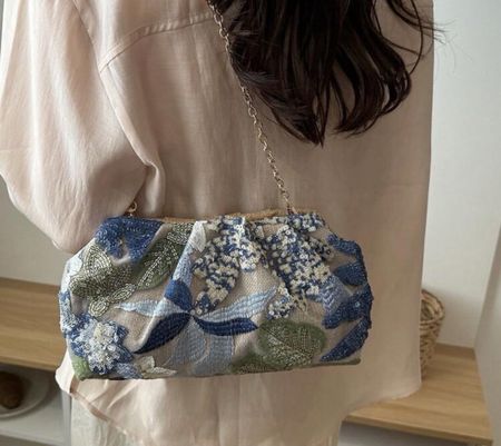 Magnifique pochette brodée florale, parfaite pour l'été!