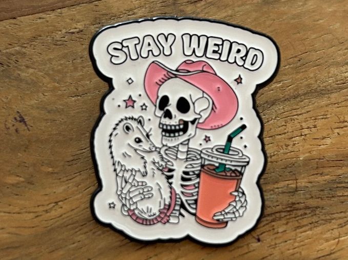 Placchette & Badge: Pin Skelett Stay Weird – Nuovo e nell'imballaggio originale da Geneve venduto da vane267