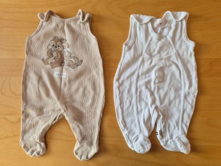 2x Latzhose / Strampler mit Füssen, Grösse 56, Top Zustand