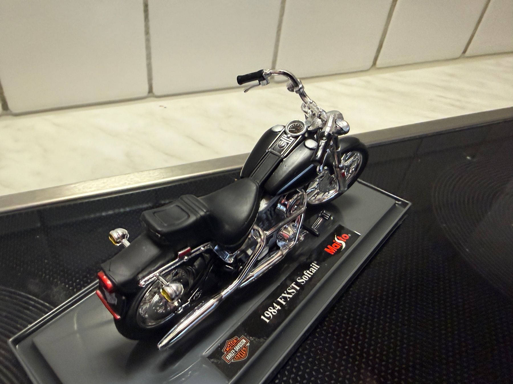 Maisto Modellini d'auto: Harley Davidson 1984 FXST Softail 1/18 – Nuovo e nell'imballaggio originale da Messen venduto da Versber 4
