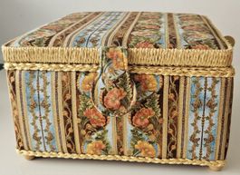 Nähkästchen beige mit Deko-Blumen Muster
