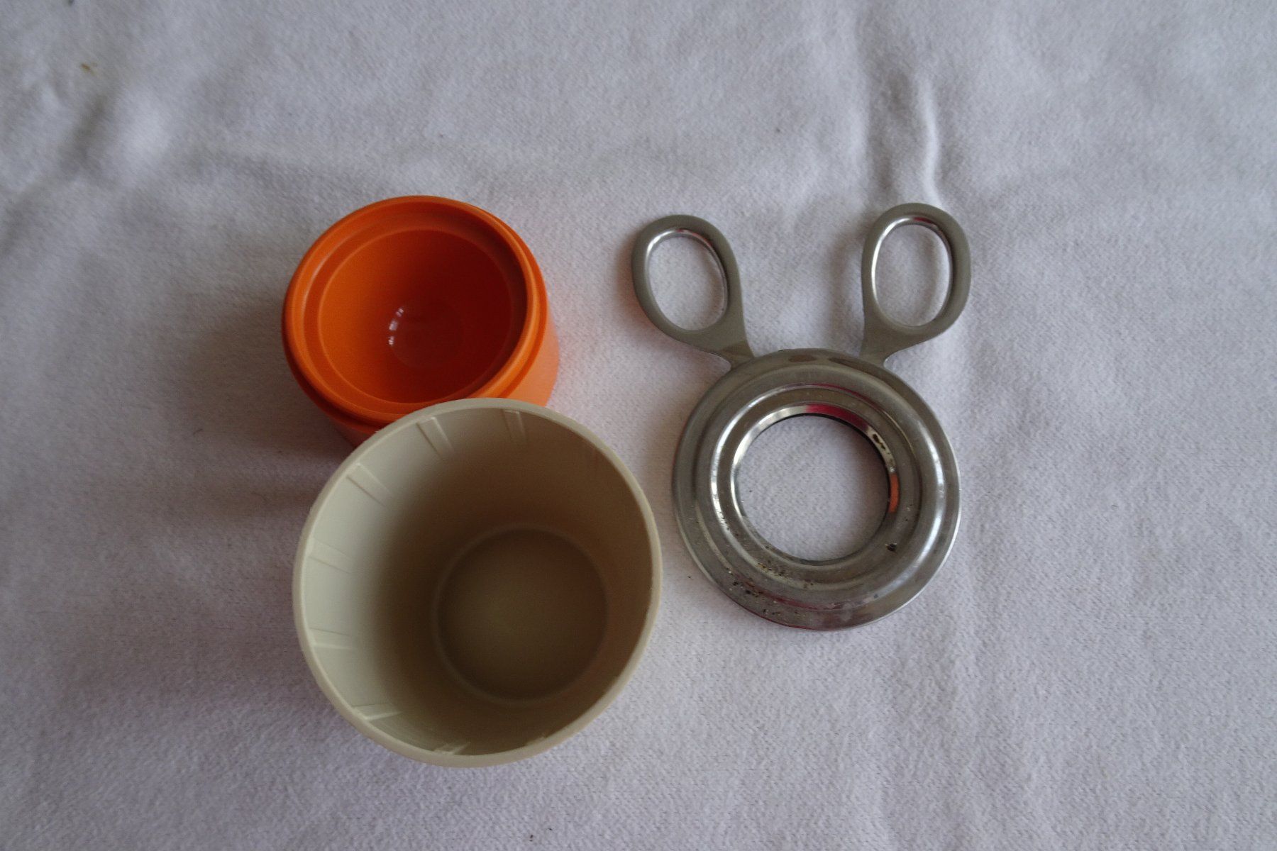 Autre vaisselle: Tupperware Eierbecher und 3 min Ei Schneider und Halter – D'occasion à Strengelbach par schmetterling20
