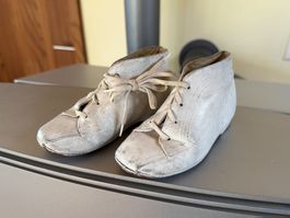 Schuhe Kleinkinder antik vintage weiss, Deko