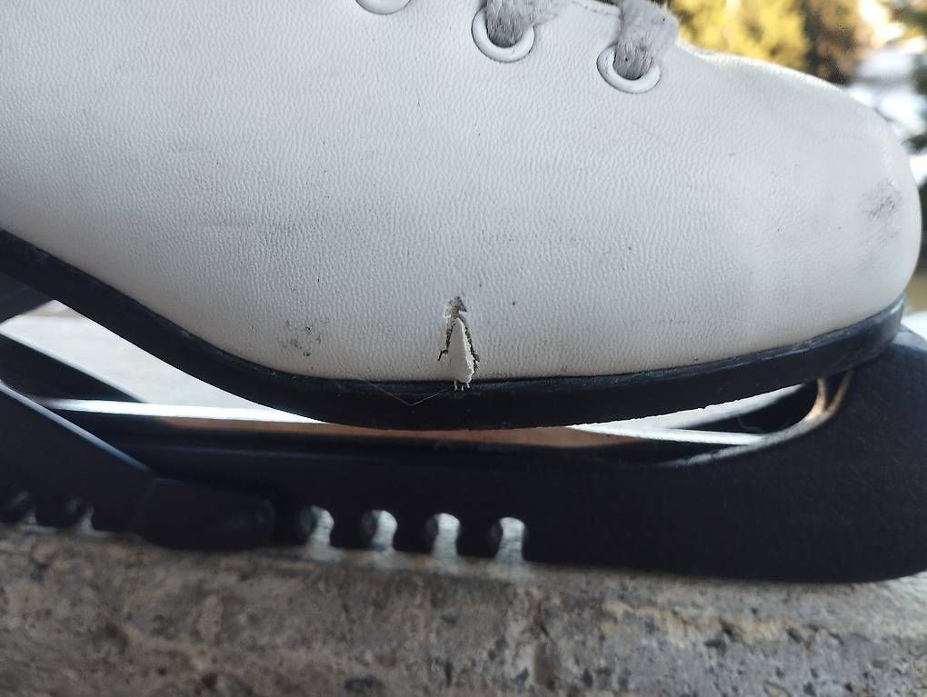 Pattini da ghiaccio: Patin à glace enfants taille 33 – Usato da Cudrefin venduto da Titanium01 2