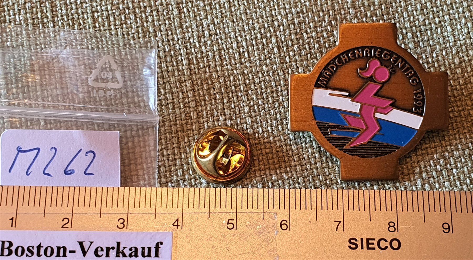 Placchette & Badge: M262 - Pin Mädchenriegentag 1993 – Usato da Reinach BL venduto da Boston-Verkauf 1