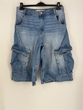 Jeansshorts/Cargo-Shorts/ Wide Leg Gr. 40 von Bershka