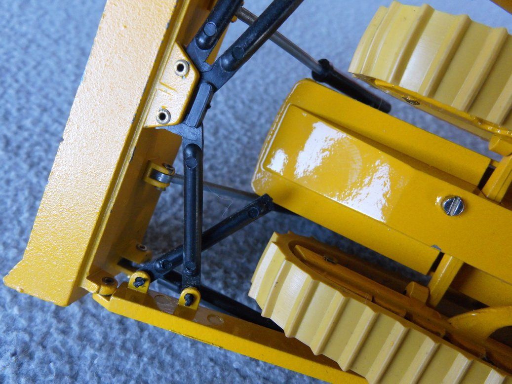 Kit di modellismo & Modellini statici: Cat D9G (Gescha 1/50) – Difettoso da Les Genevez JU venduto da cnegri 4
