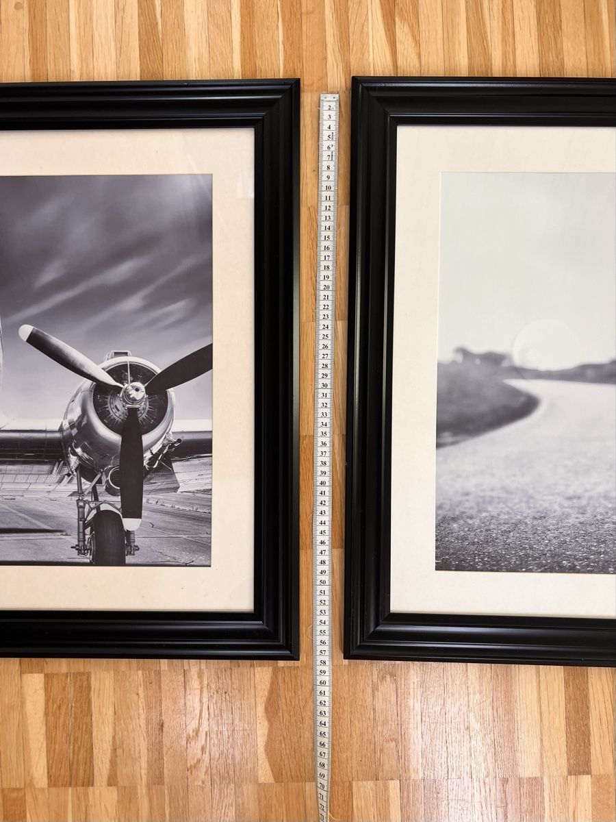 Poster & Bilder: 2 gerahmte Schwarz-Weiß-Bilder – Flugzeug & Oldtimer – Gebraucht aus Bonstetten von mar_thl8 2