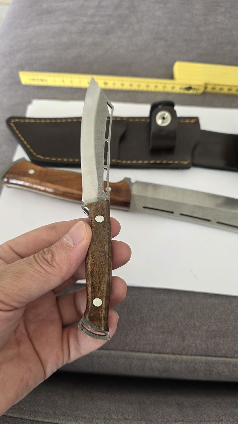 Accessori: Handgefertigtes Messer-Set mit Lederscheide  – Nuovo e nell'imballaggio originale da St. Margrethen SG venduto da Duezenli61 3