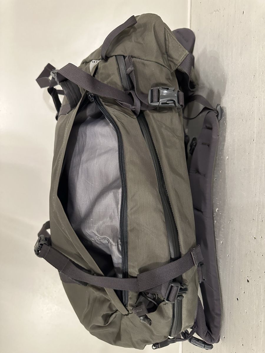 Burton Zaini: Burton [ak] backpack - Excellent condition! – Nuovo (secondo la descrizione) da Thalwil venduto da Ven.Mic 3