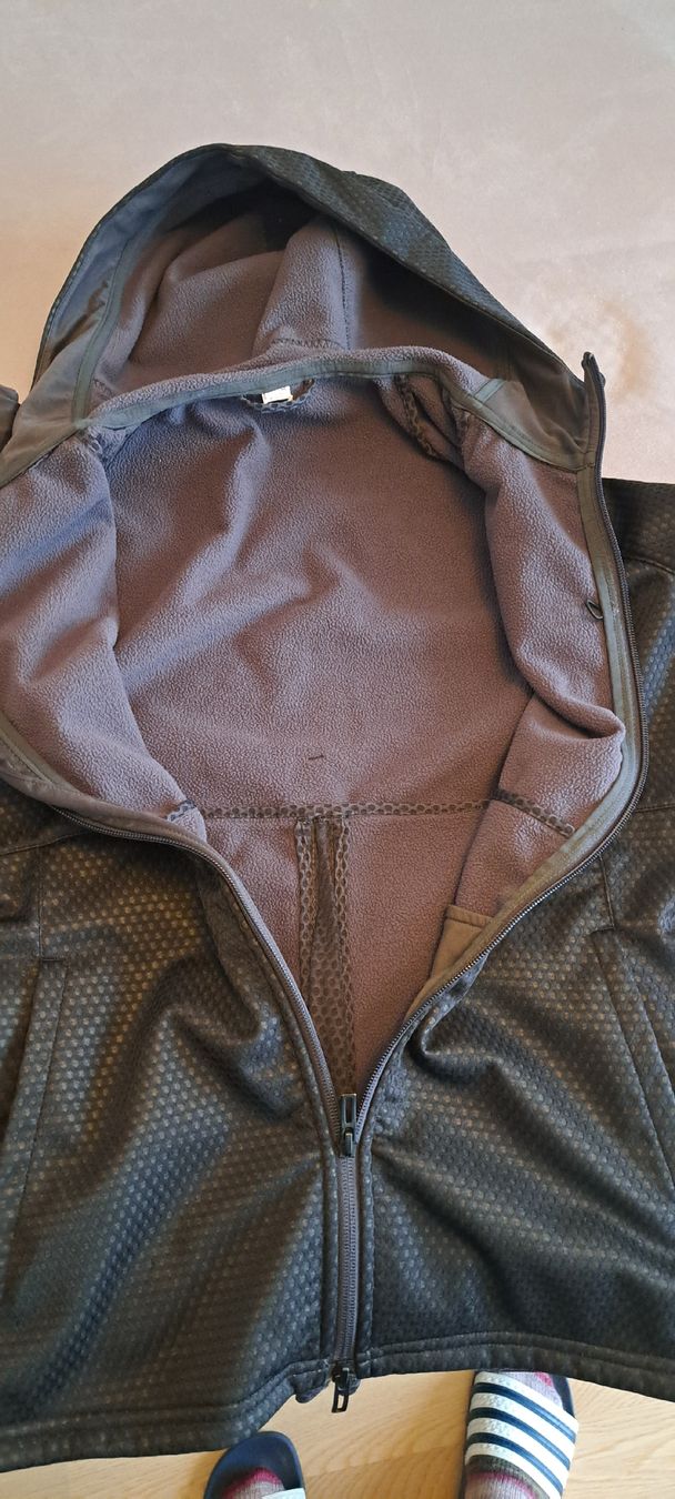 Adidas Jacken: Adidas Laufjacke Softshell Grösse M Damen – Gebraucht aus Hombrechtikon von Atroms47 4