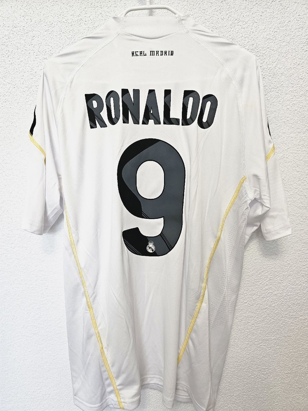 Canottiere & Pantaloni: Real Madrid Spielertrikot 09/10 – Nuovo (secondo la descrizione) da Rickenbach LU venduto da LichterWelt 1